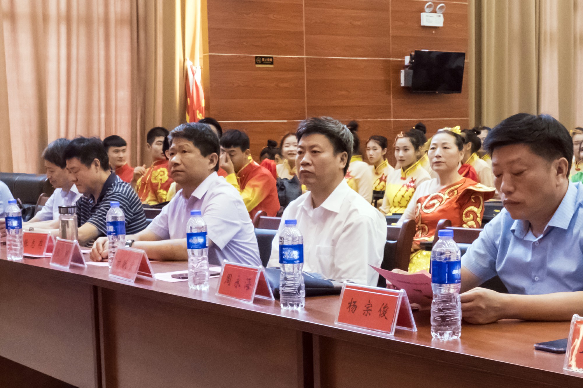 舒城县老教委常务副主任周永海致辞.演出结束后