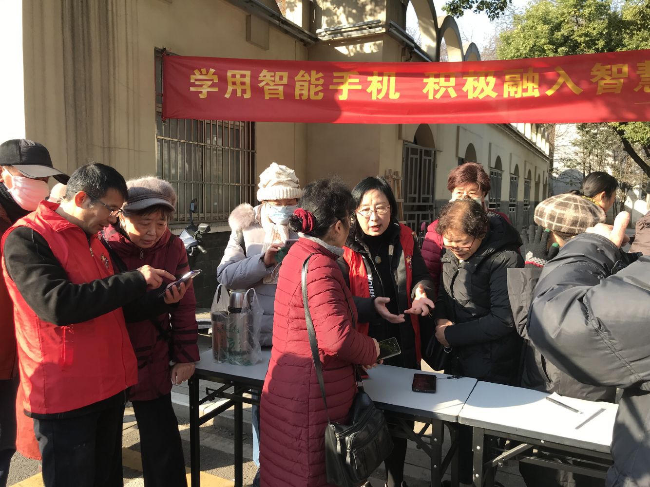 马鞍山市老年大学义务辅导"学用智能手机 助理老年人融入智慧社会